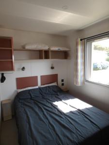 Postel nebo postele na pokoji v ubytování Camping Les Sables Blancs