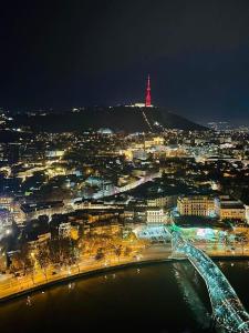 Nespecifikovaný výhled na destinaci Tbilisi nebo výhled na město při pohledu z apartmánu