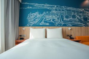 Postel nebo postele na pokoji v ubytování Holiday Inn Express Rayong