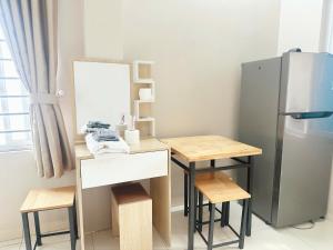cocina pequeña con escritorio y nevera en Warm Haven 501DM, en Hanói