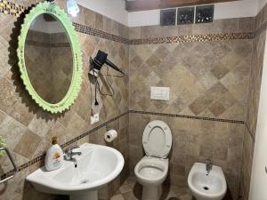 SALENTINI APPARTAMENTo في روما: حمام مع حوض ومرحاض ومرآة