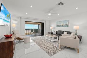 una sala de estar con un sofá y una mesa en Sanddollar #B301, en Sanibel