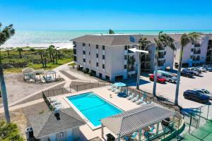una vista aérea de un hotel con piscina y playa en Sanddollar #B301, en Sanibel