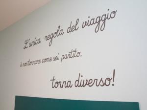 een bord op een muur met een tekst erop bij Dormi a Roma in Rome