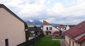 a view of a town with mountains in the background at Izba s výhľadom na Tatry in Poprad