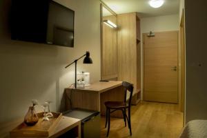 a room with a desk and a table with a chair at Hotel Gullfoss in Haukadalur