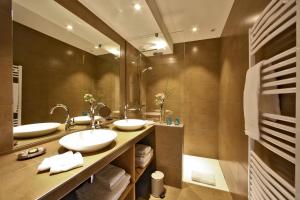 a bathroom with two sinks and a large mirror at Les Jardins du Porche in Sarlat-la-Canéda +34 photos