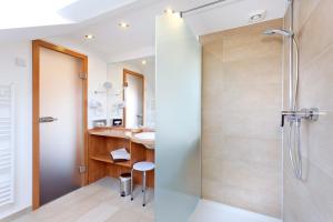 ein Badezimmer mit Dusche und Waschbecken in der Unterkunft Gasthof Tepferdt in Rees
