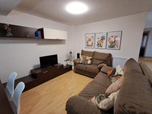a living room with a couch and a tv at Apartamento San Andrés in Teruel