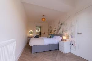 Giường trong phòng chung tại Luxury 8 Bed Home Manchester