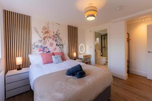 Giường trong phòng chung tại Luxury 8 Bed Home Manchester