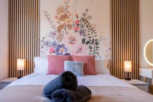 Giường trong phòng chung tại Luxury 8 Bed Home Manchester