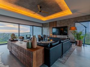 Una sala de estar con un sofá y un ventilador de techo. en Ocean Zenith, en Sheffield Beach