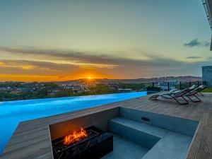 Una chimenea en el tejado de una casa con una puesta de sol. en Ocean Zenith, en Sheffield Beach
