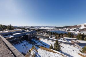 シュペール・ベスにあるBelambra Clubs Superbesse - Le Chambourguetの雪の中の建物の空中