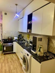 Nhà bếp/bếp nhỏ tại City center double bedroom with private bathroom, shared kitchen