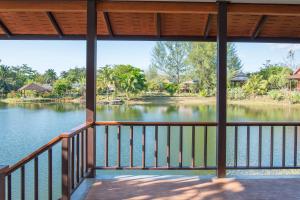 Blick auf einen Fluss in der Nähe des Resorts