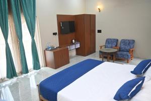 TV a/nebo společenská místnost v ubytování Bandhavgarh Tiger Resort