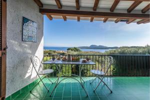 een terras met een tafel en stoelen op een balkon bij Le Dalie With Shared Pool - Happy Rentals in Marinella