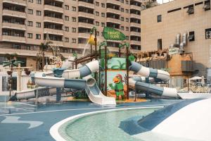 einen Wasserpark mit Wasserrutsche in einer Stadt in der Unterkunft Hotel Magic Games 4 in Oropesa del Mar