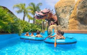Der Swimmingpool an oder in der Nähe von Hotel Magic Games 4