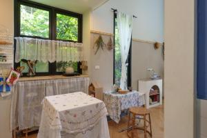 una stanza con due tavoli e una finestra di hiddenmoon cottage a Bangkok Altre 20 foto