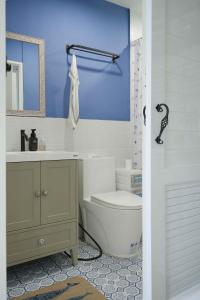 un bagno con un water bianco e un lavandino di hiddenmoon cottage a Bangkok