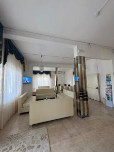TV a/nebo společenská místnost v ubytování Hotel Bianca Orchidea
