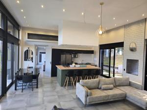 Una sala de estar y una cocina con un sofá y una mesa. en The Block, en Wilderness