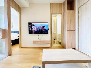 een woonkamer met een flatscreen-tv aan de muur bij Wyndham Garden Sukhumvit 42 in Bangkok +23 foto's