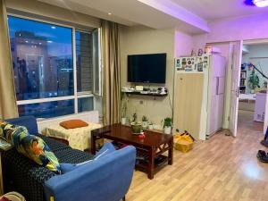 TV/trung tâm giải trí tại City center double bedroom with private bathroom, shared kitchen