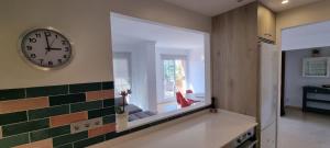 zegar na ścianie salonu w obiekcie Mijas Golf penthouse w mieście Santa Fe de los Boliches