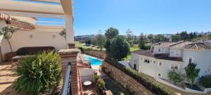 widok z lotu ptaka na dom z basenem w obiekcie Mijas Golf penthouse w mieście Santa Fe de los Boliches