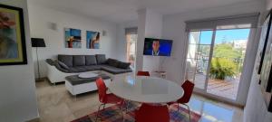 Telewizja i/lub zestaw kina domowego w obiekcie Mijas Golf penthouse