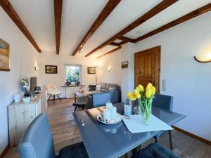 ein Wohnzimmer mit Tisch und Stühlen in der Unterkunft Elke in Tinnum