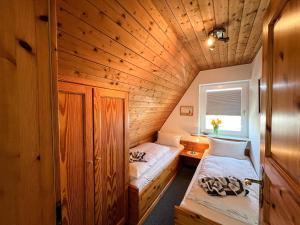 ein Zimmer mit zwei Betten in einem kleinen Zimmer in der Unterkunft Elke in Tinnum