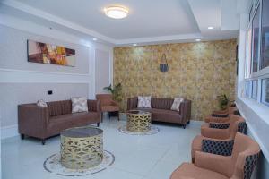 ein Wartezimmer mit Sofas, Stühlen und einem Tisch in der Unterkunft Barsalinga Towers in Isiolo