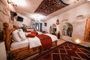 Postel nebo postele na pokoji v ubytování Zeus Cave Suites