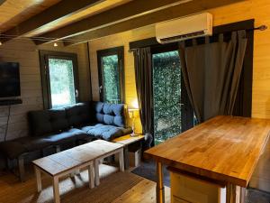 una sala de estar con un sofá y una mesa en Petite maison entre mer et forêt en pleine nature, en Six-Fours-les-Plages