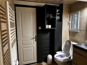 Baño pequeño con aseo y puerta en Petite maison entre mer et forêt en pleine nature, en Six-Fours-les-Plages 17 fotos más