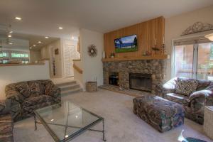 Una sala de estar con un sofá y una chimenea. en Delightful McCloud condo, en Incline Village