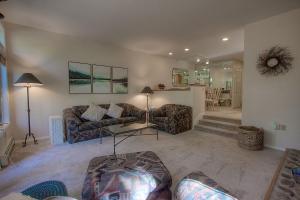 una sala de estar con un sofá y una mesa en Delightful McCloud condo, en Incline Village