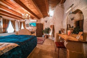 TV a/nebo společenská místnost v ubytování Zeus Cave Suites