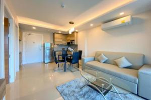 Η κουζίνα ή μικρή κουζίνα στο Tropical Pool View Apartment BBL M205 at Rawai Beach