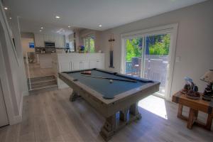 Meja biliard di Creek Side Summit home