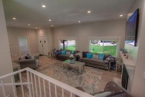 Televisyen dan/atau pusat hiburan di Creek Side Summit home +31 gambar
