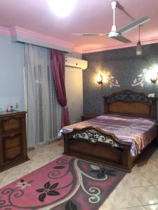 ein Schlafzimmer mit einem großen Bett und einem Teppich in der Unterkunft شقه مفروشه للايجار التجمع الخامس النرجس in Kairo