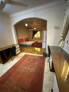 ein Wohnzimmer mit einem Zimmer mit einem Bett und einem Spiegel in der Unterkunft شقه مفروشه للايجار التجمع الخامس النرجس in Kairo + 10 Fotos