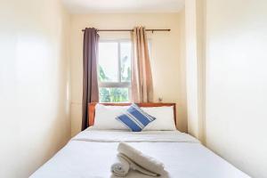 un letto in una stanza con una finestra di Laciaville Resort and Hotel a Lapu Lapu City Altre 12 foto