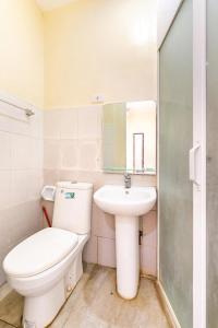 un bagno con un water e un lavandino di Laciaville Resort and Hotel a Lapu Lapu City